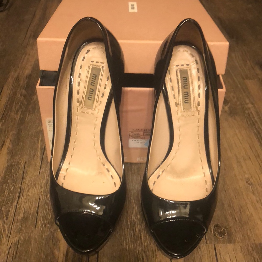 Black patent pump